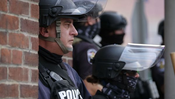 Police officers form a line in the bourbon district on a third day of protest over the lack of criminal charges in the police killing of Breonna Taylor and the result of a grand jury inquiry, in Louisville, Kentucky, on September 25, 2020. - The family of Breonna Taylor today, September 25, demanded that US authorities release grand jury transcripts showing why no police will face direct criminal charges over her death, which has once again galvanized protesters angry about racism and police brutality in America. - Sputnik International