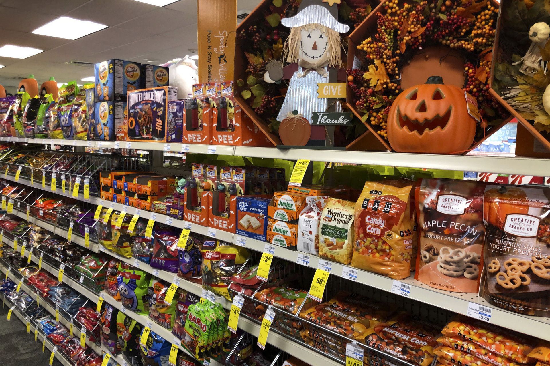 Halloween candy and decorations are displayed at a store, Wednesday, Sept. 23, 2020, in Freeport, Maine. U.S. sales of In this year of the pandemic, with trick-or-treating still an uncertainty, Halloween candy were up 13% over last year in the month ending Sept. 6, according to data from market research firm IRI and the National Confectioners Association. Halloween candy and decorations are displayed at a store, Wednesday, Sept. 23, 2020, in Freeport, Maine. U.S. sales of In this year of the pandemic, with trick-or-treating still an uncertainty, Halloween candy were up 13% over last year in the month ending Sept. 6, according to data from market research firm IRI and the National Confectioners Association. - Sputnik International, 1920, 27.10.2021