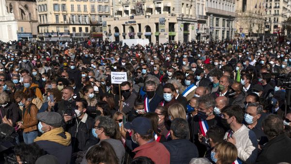 People and local representatives gather on the vieux port in Marseille on October 18, 2020 - Sputnik International
