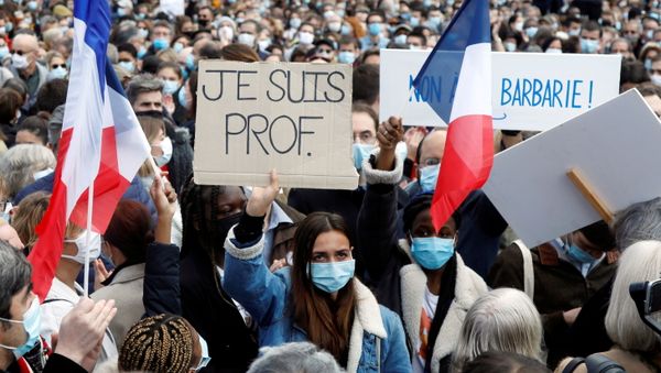 People gather at the Place de la Republique in Paris, to pay tribute to Samuel Paty, the French teacher who was beheaded on the streets of the Paris suburb of Conflans-Sainte-Honorine, France, October 18, 2020.  Placard reads I am a teacher. REUTERS/Charles Platiau - Sputnik International