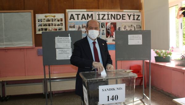 Turkish Cypriot presidential candidate Ersin Tatar casts his vote at a polling station during Turkish Cypriot presidential elections in northern Nicosia, Cyprus October 18, 2020. Turkish Cypriot presidential candidate Ersin Tatar casts his vote at a polling station during Turkish Cypriot presidential elections in northern Nicosia, Cyprus October 18, 2020. - Sputnik International