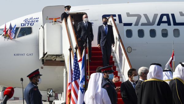 Head of Israel's National Security Council Meir Ben-Shabbat (L) and US Treasury Secretary Steve Mnuchin disembark from a plane upon their arrival at the Bahraini International Airport on October 18, 2020.  - Sputnik International