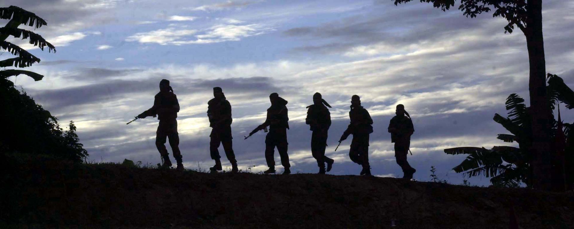 Indian army commandos patrol on a ridge during a jungle survival training session at the Counter Insurgency and Jungle Warfare School (CIJWS) in Vairengte, 38 miles north of Aizawal, capital of the northeastern India state of Mizoram, Saturday, Sept. 11, 2004 - Sputnik International, 1920, 08.12.2021