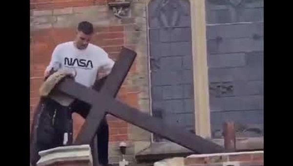 A man tears down a church cross - Sputnik International