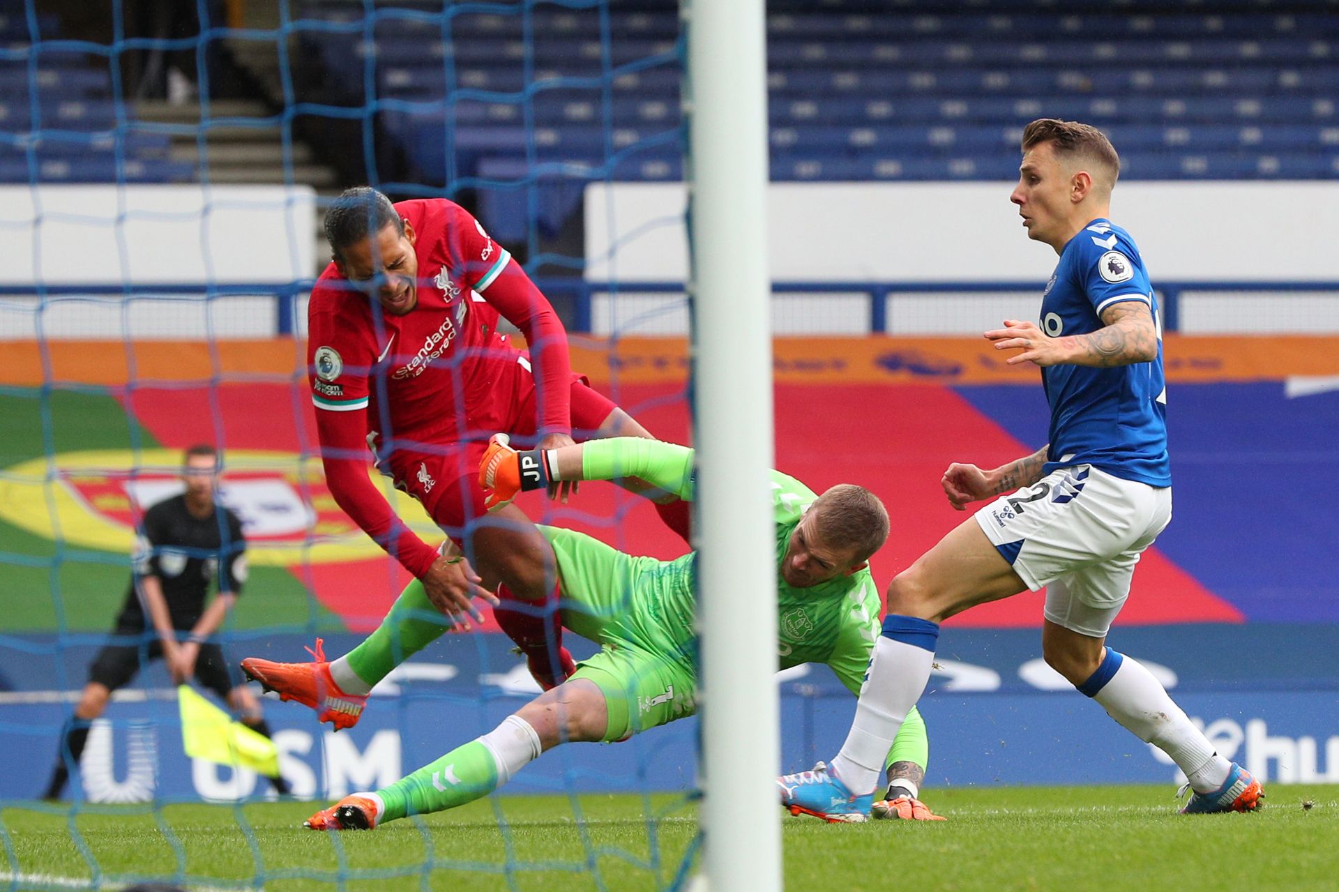 Everton's goalkeeper Jordan Pickford tackles Liverpool defender Virgil van Dijk - Sputnik International, 1920, 25.09.2021