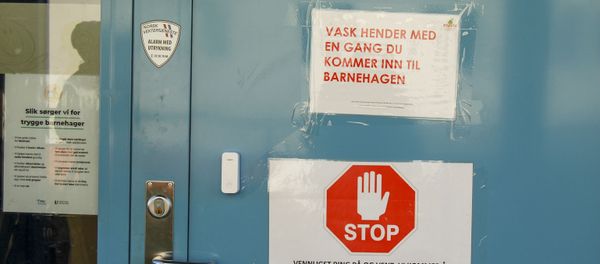 Signs reading wash your hands immediately on entering the kindergarten (top) and Please ring the bell and wait, you will be picked up. Remember to keep at least a meter away from others are fixed at a door of a Espira Grefsen Station Kindergarten in Oslo, on April 20, 2020. - Norway, which says it has the new coronavirus under control, started opening up pre-schools after a month-long closure. Authorities have said the reopening was possible because children have been less affected by COVID-19, although some parents have expressed reservations over the decision.  - Sputnik International