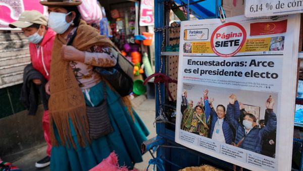 Women walk past a newspaper stand and a headline reading Pollsters: Arce is the president-elect , in La Paz, Bolivia October 19, 2020. Women walk past a newspaper stand and a headline reading Pollsters: Arce is the president-elect , in La Paz, Bolivia October 19, 2020. - Sputnik International