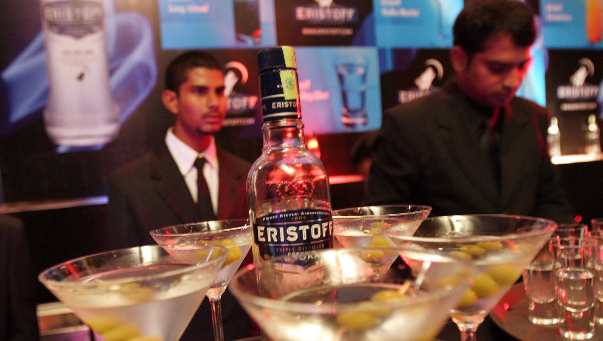 Bar tenders prepare cocktails made of Eristoff vodka at its launch in Bangalore, India, Wednesday, May 30, 2007 Bar tenders prepare cocktails made of Eristoff vodka at its launch in Bangalore, India, Wednesday, May 30, 2007 - Sputnik International, 1920, 23.03.2021