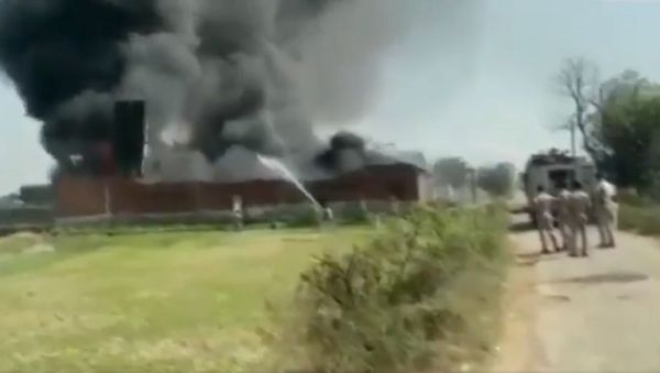 A fire has broken out at a chemical factory in Meerut's Kharkhauda - Sputnik International