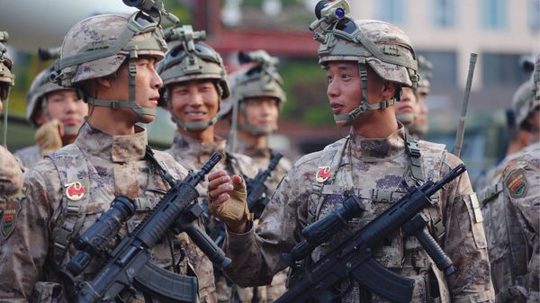 People’s Liberation Army (PLA) has received new long-range assault rifles QBU-191 - Sputnik International