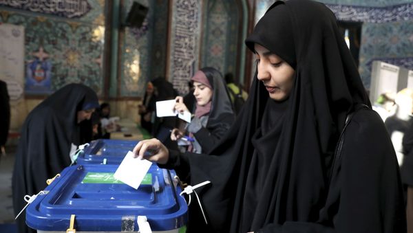 An Iranian woman casts her vote at a polling station in Tehran, Iran, Friday, 21 February 2020. - Sputnik International