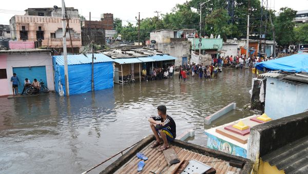 People are seen in a flooded residential area after heavy rainfall in Hyderabad People are seen in a flooded residential area after heavy rainfall in Hyderabad - Sputnik International