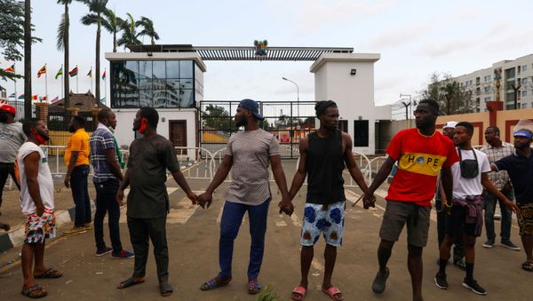 Demonstrators hold hands as they gather near the Lagos State House, despite a round-the-clock curfew imposed by the authorities on the Nigerian state of Lagos in response to protests against alleged police brutality, Nigeria October 20, 2020.  - Sputnik International