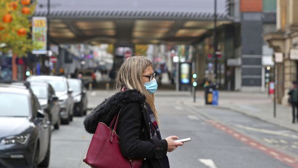 A woman wearing a face mask walks in Manchester, England, Monday, Oct. 19, 2020 - Sputnik International