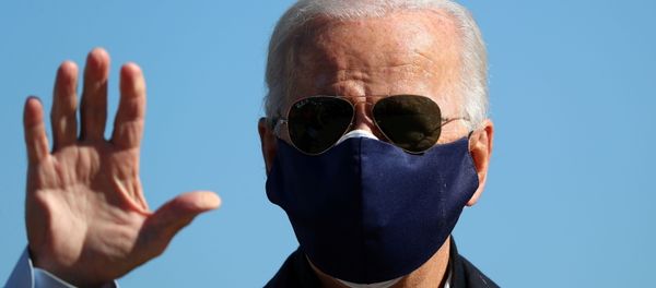 US Democratic presidential candidate Joe Biden waves to journalists before boarding his campaign plane ahead of a trip to North Carolina, at the New Castle County Airport in New Castle, Delaware, US, October 18, 2020 - Sputnik International