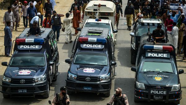 Rangers and police personnel patrol as Sunni Muslims march during an anti-Shiite protest in Karachi on September 12, 2020 - Sputnik International