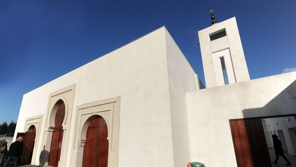 People enter the Mosque of Bayonne, southwestern France, on March 5, 2015, during the interfaith Day of Peace event organized by the Bayonne religious authorities at the city's synagogue, the mosque and the Sainte Croix church.  - Sputnik International