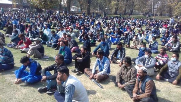 Hundreds of Casual Workers Stage Demonstrations in India’s Kashmir, Demand Release of Pending Wages - Sputnik International