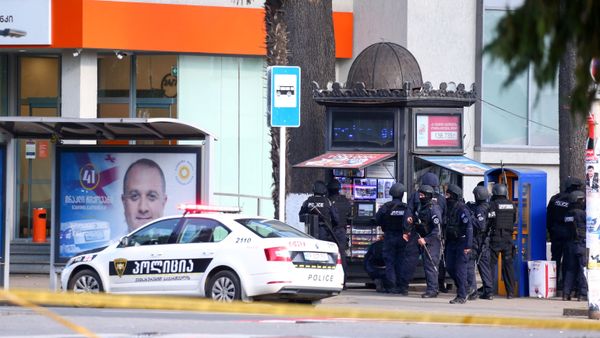 Law enforcement officers are seen near a bank branch after an unidentified man reportedly took hostages, in the western Georgian city of Zugdidi on October 21, 2020. - Sputnik International