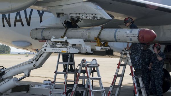 Aviation Ordnanceman 3rd Class Michael Martin, left,, and Aviation Ordnanceman Airman Cecilia Duran, both assigned to the Pro's Nest of Patrol Squadron (VP) 30, load an AGM-84K SLAM-ER missile on a P-8A Poseidon in preparation for a conventional weapons technical proficiency inspection. - Sputnik International