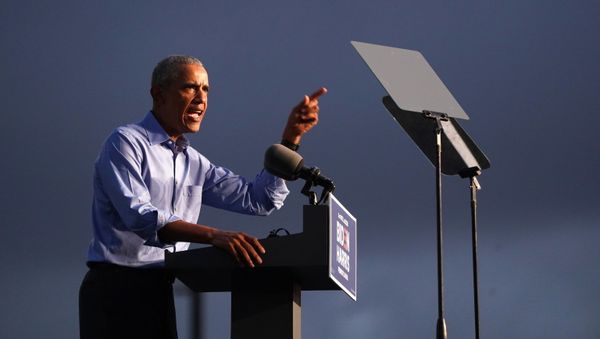 Former U.S. President Barack Obama gestures as he campaigns on behalf of Democratic presidential nominee and his former Vice President Joe Biden in Philadelphia, Pennsylvania, U.S., October 21, 2020. - Sputnik International
