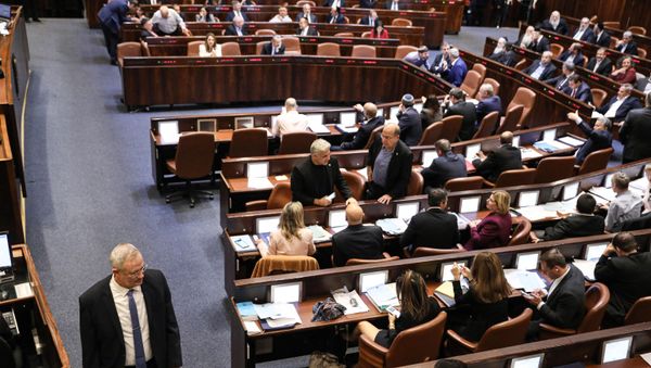 Israeli Kahol Lavan (Blue and White) political alliance leader Benny Gantz (L) walks during a session of the Knesset (Israeli parliament) in Jerusalem on December 11, 2019.  - Sputnik International
