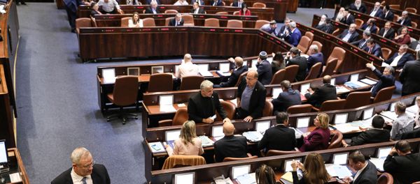 Israeli Kahol Lavan (Blue and White) political alliance leader Benny Gantz (L) walks during a session of the Knesset (Israeli parliament) in Jerusalem on December 11, 2019.  - Sputnik International