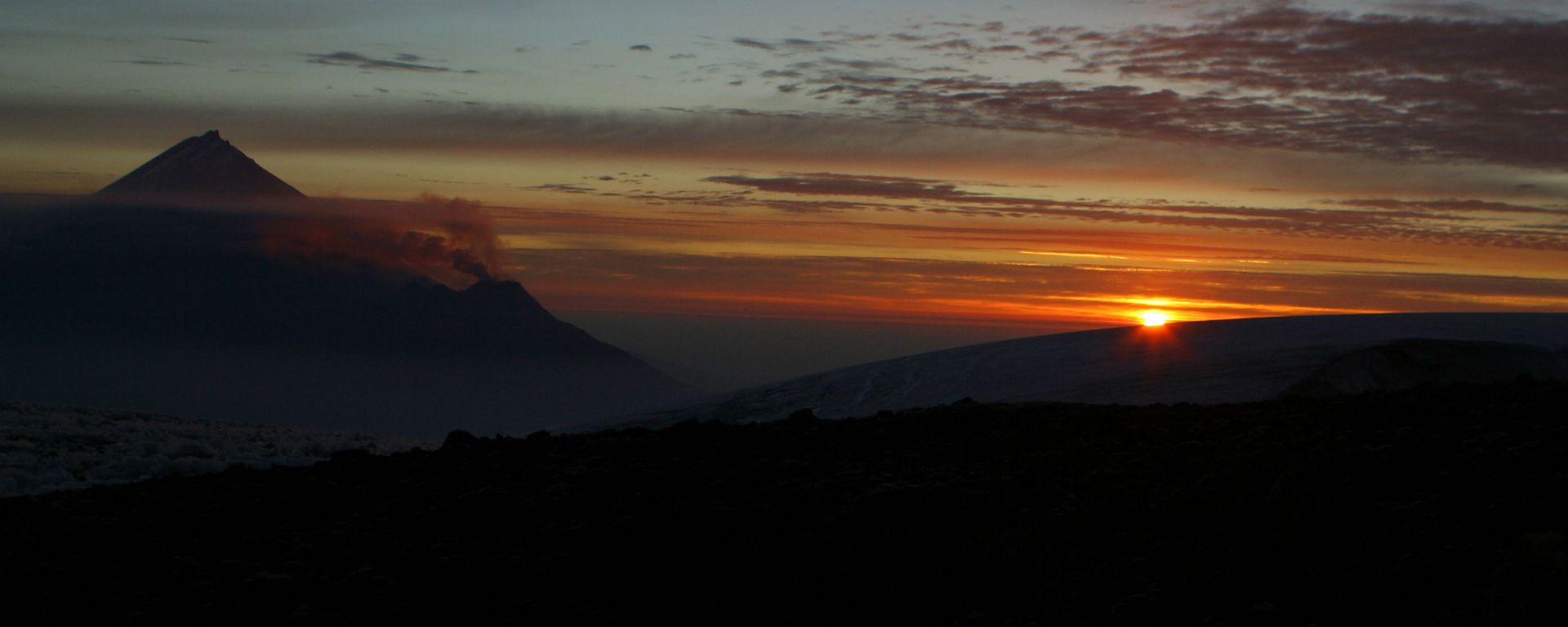 Views of Kamchatka. Sunrise. From left: Kamen and Bezymyanny volcanoes Views of Kamchatka. Sunrise. From left: Kamen and Bezymyanny volcanoes - Sputnik International, 1920, 17.08.2024