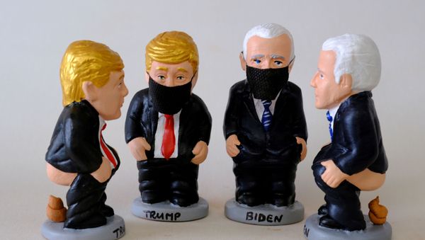 Caught With Pants Down? Pooping Trump, Biden Figurines Made in Catalonia - Sputnik International