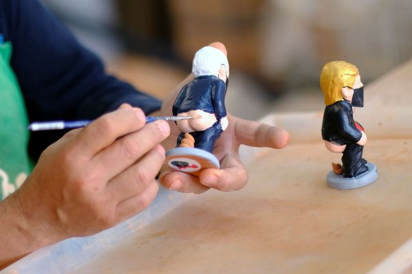 Caught With Pants Down? Pooping Trump, Biden Figurines Made in Catalonia Caught With Pants Down? Pooping Trump, Biden Figurines Made in Catalonia - Sputnik International