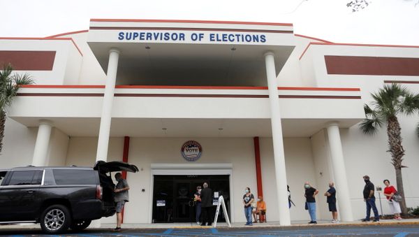 People line up at a polling station as early voting begins in Florida - Sputnik International