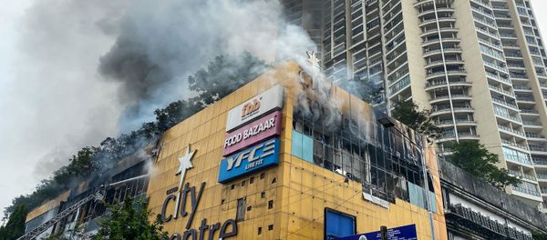 Firefighters (L) douse a fire at a City Centre shopping mall in Mumbai on October 23, 2020 Firefighters (L) douse a fire at a City Centre shopping mall in Mumbai on October 23, 2020 - Sputnik International
