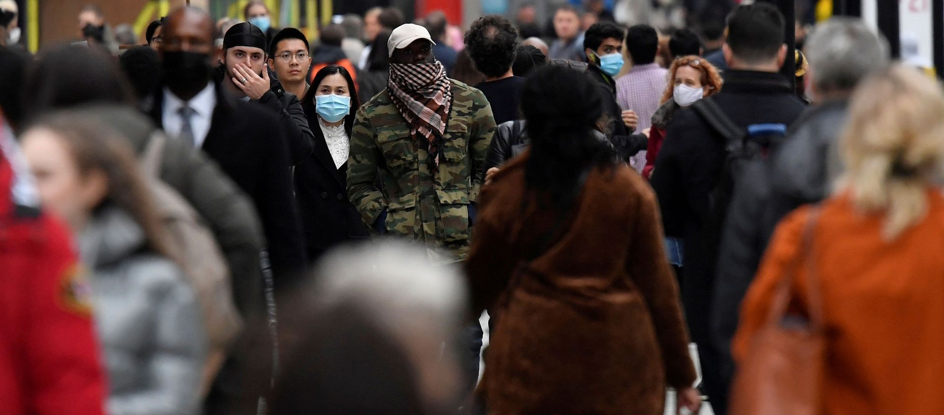 FILE PHOTO: Shoppers walk along Oxford Street, in the centre of London's retail shopping area, amid the spread of the coronavirus disease (COVID-19) in London, Britain, October 16, 2020 - Sputnik International, 1920, 20.11.2020