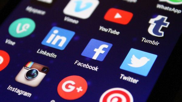 Facebook logo and other social media apps are seen on a screen of mobile phone - Sputnik International