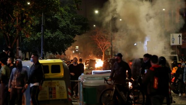 People protest after regional authorities in the southern Campania region imposed a curfew to curb coronavirus disease (COVID-19) infections in Naples, Italy October 23, 2020. REUTERS/Ciro De Luca - Sputnik International