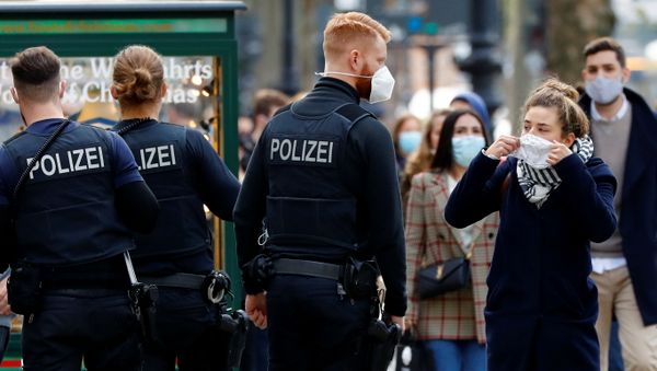 Police officers check the people are wearing face masks at Kurfuerstendamm boulevard, as the coronavirus disease (COVID-19) outbreak continues, in Berlin, Germany, October 24, 2020. REUTERS/Fabrizio Bensch - Sputnik International