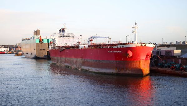 Liberia-flagged oil tanker Nave Andromeda is seen at Southampton Docks, following a security incident aboard the ship the night before off the coast of Isle of Wight, in Southampton, Britain, October 26, 2020 - Sputnik International