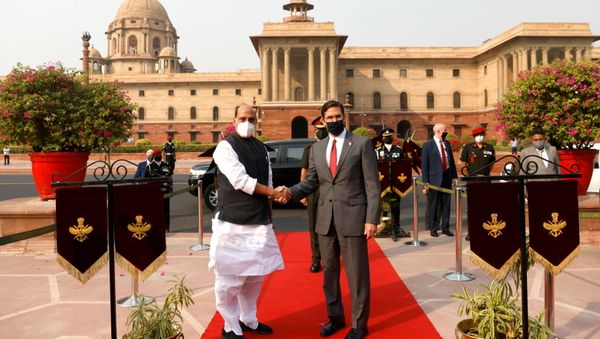 U.S. Secretary of Defence Mark Esper and India's Defence Minister Rajnath Singh shake hands as he arrives to inspect the guard of honour in New Delhi, India October 26, 2020 - Sputnik International