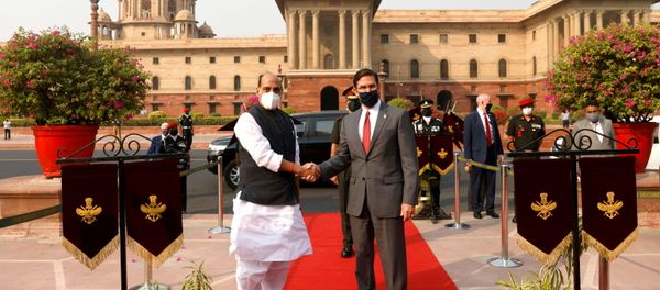 U.S. Secretary of Defence Mark Esper and India's Defence Minister Rajnath Singh shake hands as he arrives to inspect the guard of honour in New Delhi, India October 26, 2020 - Sputnik International