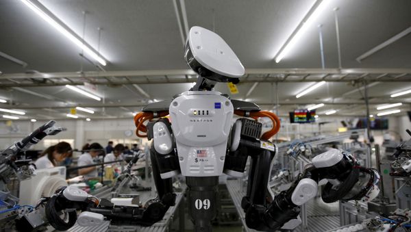 A humanoid robot works side by side with employees - Sputnik International