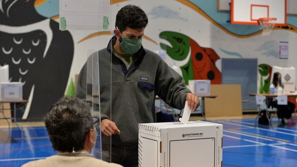 A voter casts a ballot during the B.C. provincial election in Vancouver, British Columbia, Canada October 24, 2020.  - Sputnik International