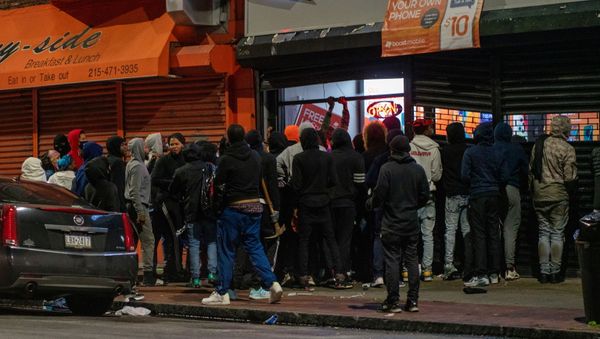 People brake into a cellphone store following protests over the police shooting death of Walter Wallace in Philadelphia, Pennsylvania, U.S., October 27, 2020.  REUTERS/David 'Dee' Delgado - Sputnik International