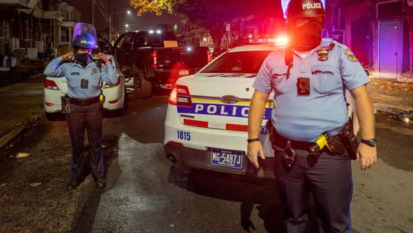 Police officers guard a pick-up truck loaded with looted merchandise following protests over the police shooting death of Walter Wallace in Philadelphia, Pennsylvania, U.S., October 27, 2020. - Sputnik International