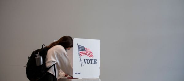 People cast their ballots for the upcoming presidential elections as early voting begins in Ann Arbor, Michigan, U.S., September 24, 2020. - Sputnik International
