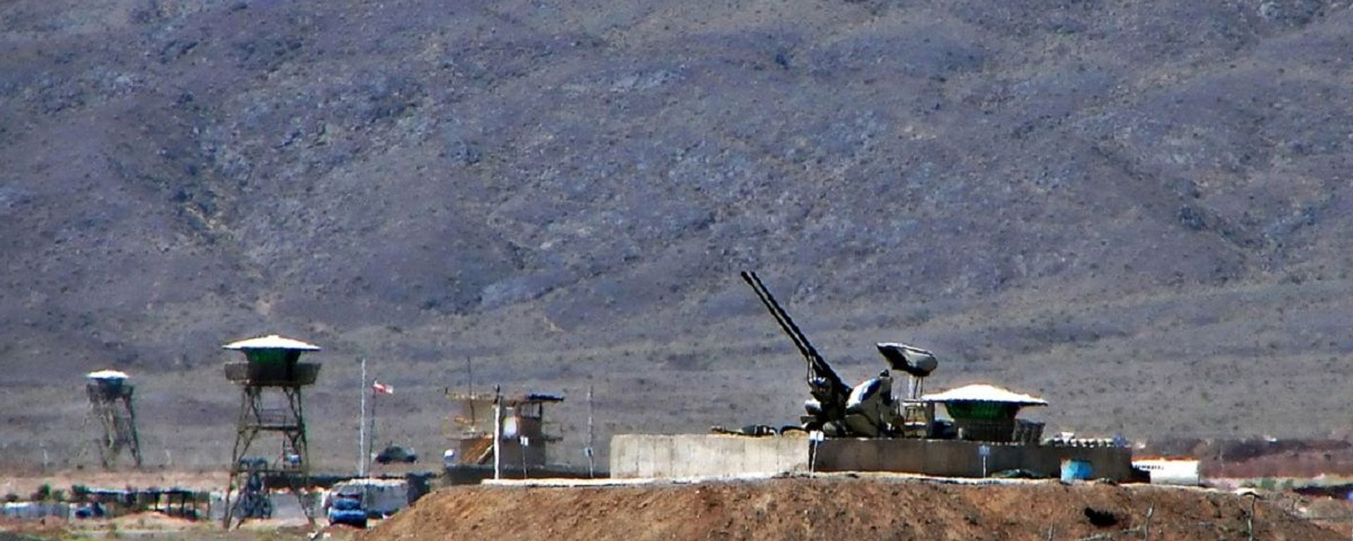Anti-aircraft guns guarding Natanz Nuclear Facility, Iran Anti-aircraft guns guarding Natanz Nuclear Facility, Iran - Sputnik International, 1920, 12.04.2021