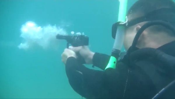 Adrenaline rush: watch Chinese special forces shoot in water to enhance their underwater combat ability - Sputnik International