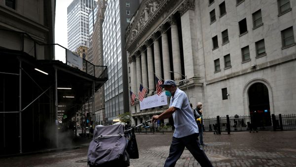 A United States Postal Service (USPS) mail carrier walks past the New York Stock Exchange in Manhattan in New York City, New York, U.S., October 26, 2020. - Sputnik International