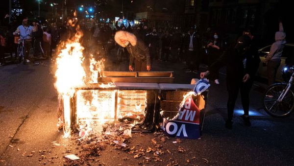 A fire is seen as demonstrators clash with riot police during a rally after the death of Walter Wallace Jr., a Black man who was shot by police in Philadelphia, Pennsylvania, U.S., October 27, 2020. - Sputnik International