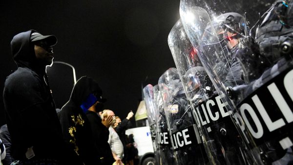 Demonstrators clash with riot police during a rally after the death of Walter Wallace Jr., a Black man who was shot by police in Philadelphia, Pennsylvania, U.S., October 27, 2020 - Sputnik International