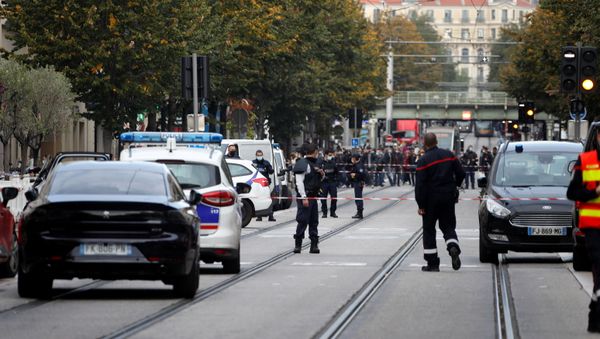 Police officers secure the area after a reported knife attack at Notre Dame church in Nice, France, October 29, 2020 - Sputnik International